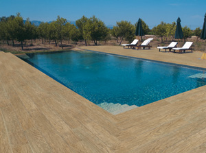 Carrelage imitation parquet pour piscine