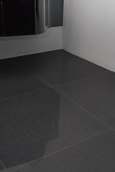 Carrelage gris brillant