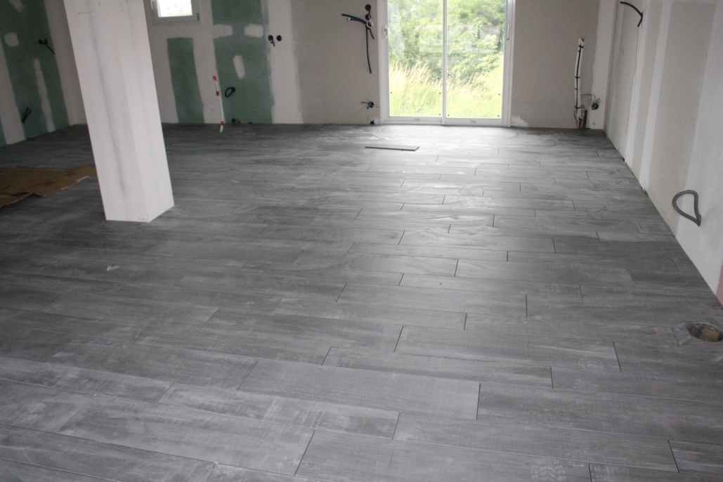 Carrelage gris et parquet