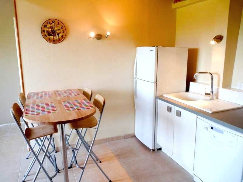 Table de cuisine fixée au mur