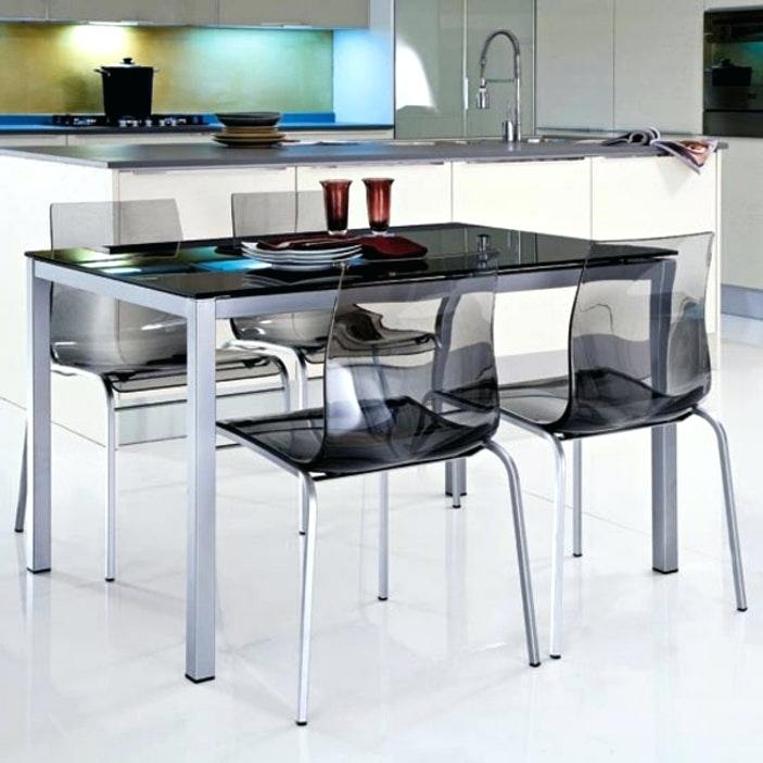 Table de cuisine noire et blanche