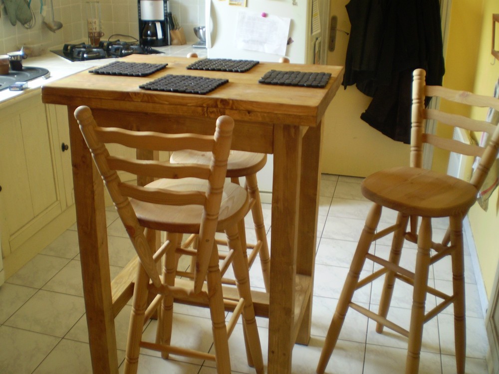 Table de cuisine haute en bois