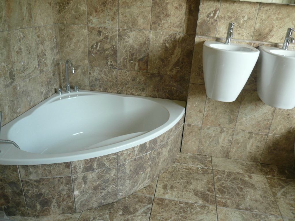 Carreler une baignoire d'angle