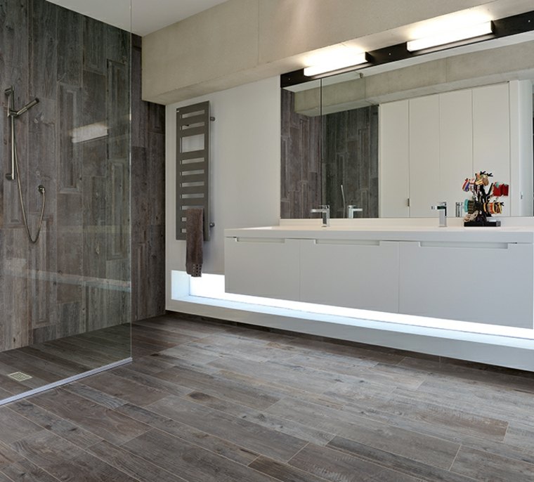 Carrelage imitation parquet gris salle de bain