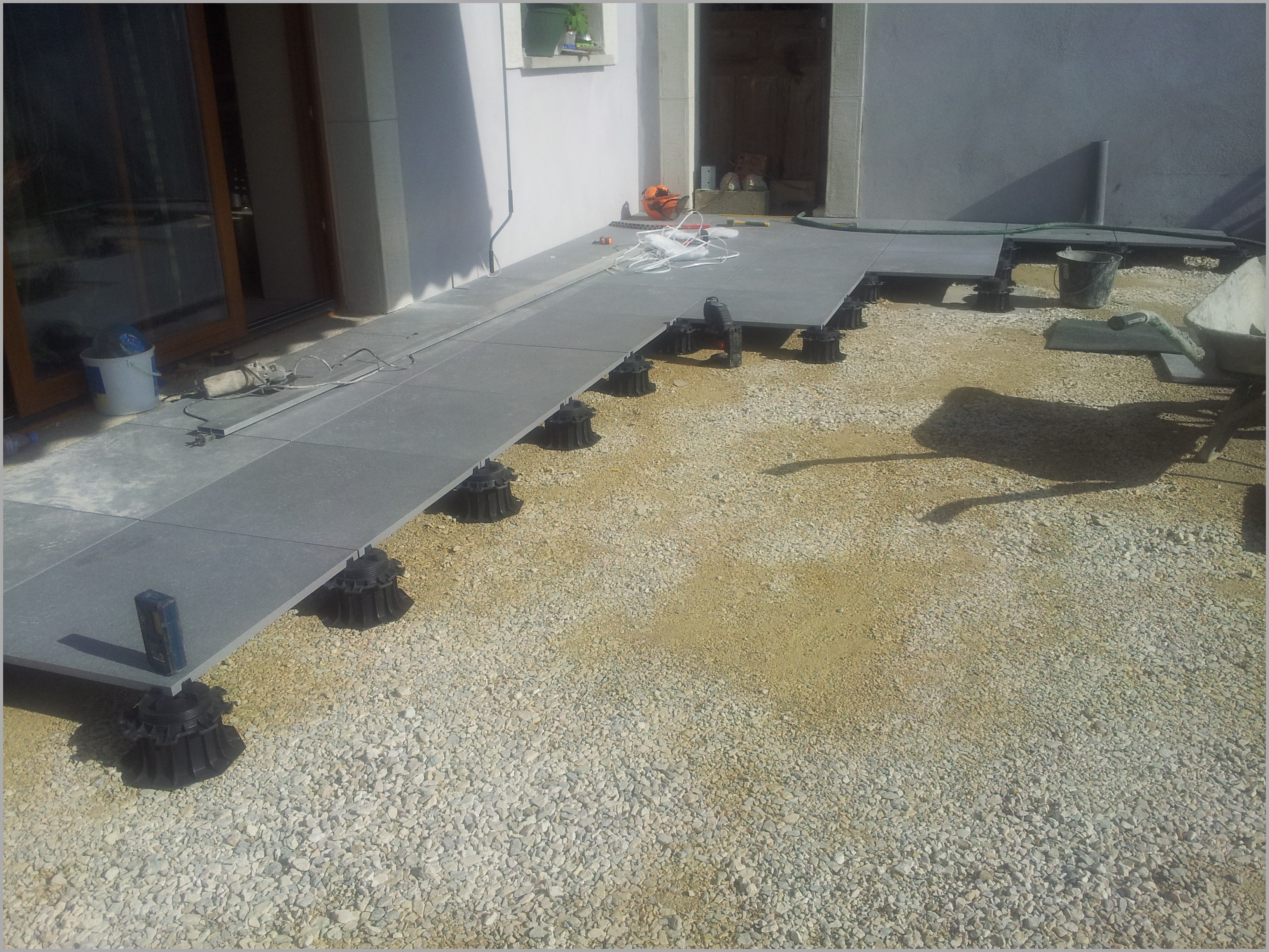 Carrelage exterieur sur pelouse