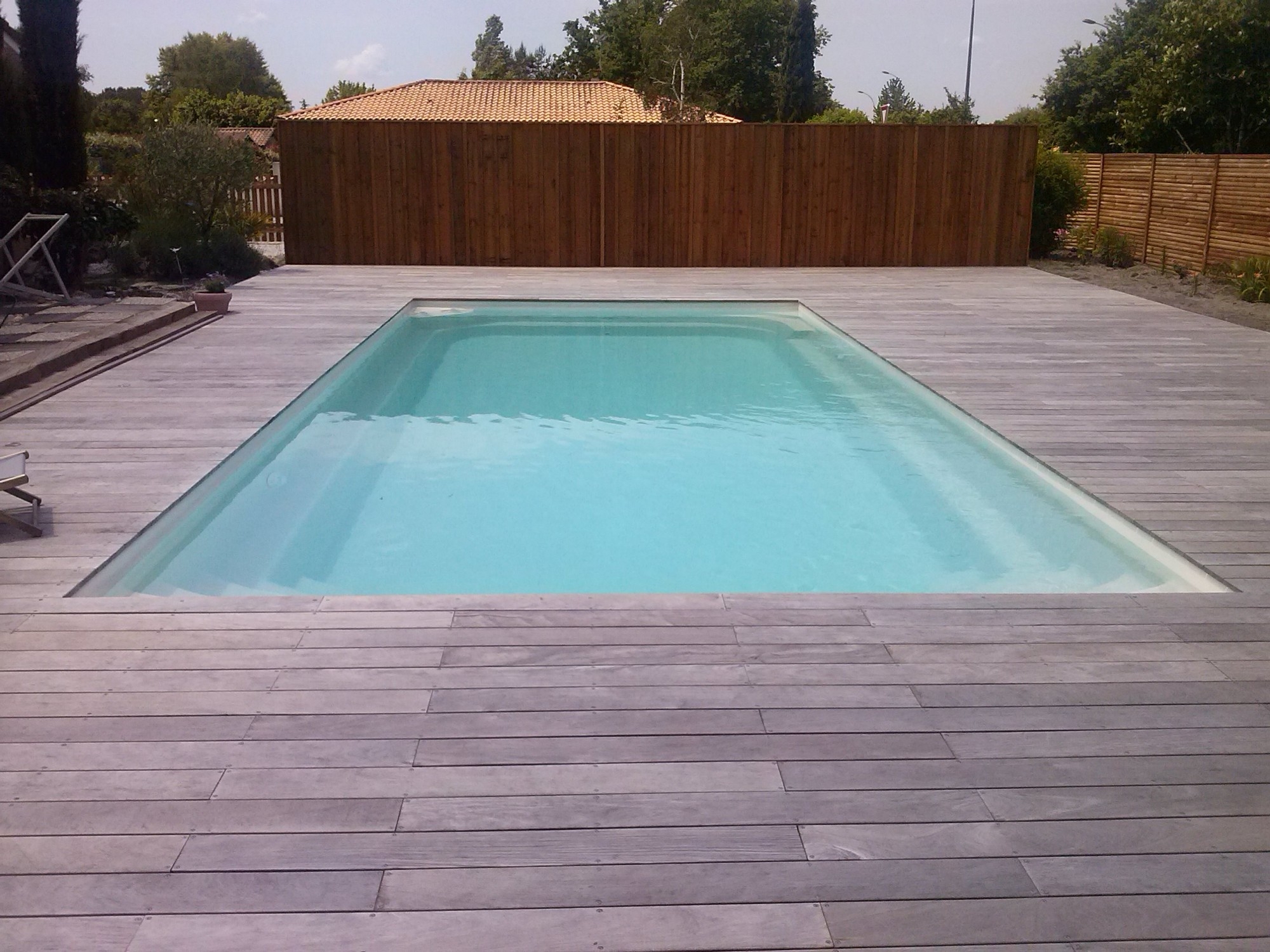 Carrelage imitation bois tour de piscine