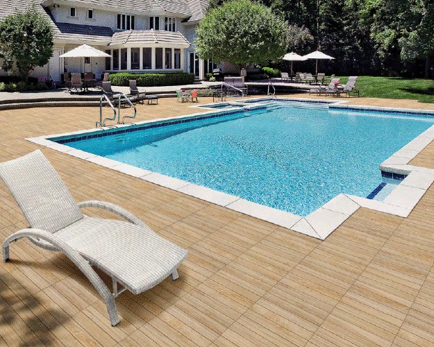 Carrelage imitation bois tour de piscine