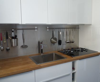 Cuisine blanche avec plan de travail inox