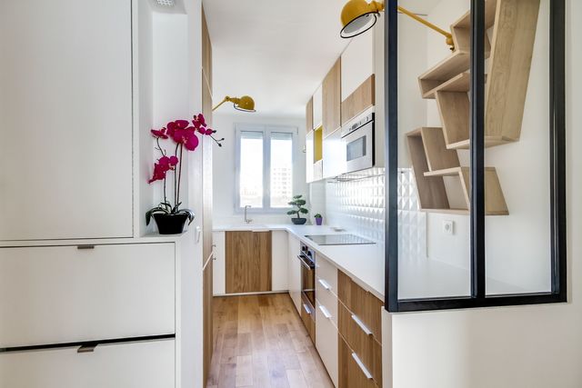 Petite cuisine en u avec verriere