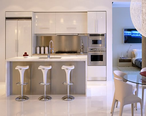 Petite cuisine moderne avec bar