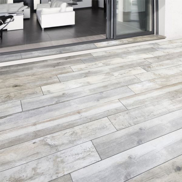 Carrelage piscine imitation bois gris